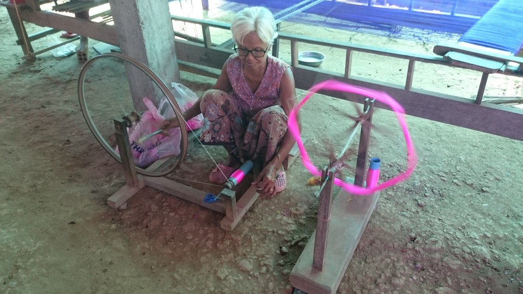 Ambachtelijk zijde spinnen.