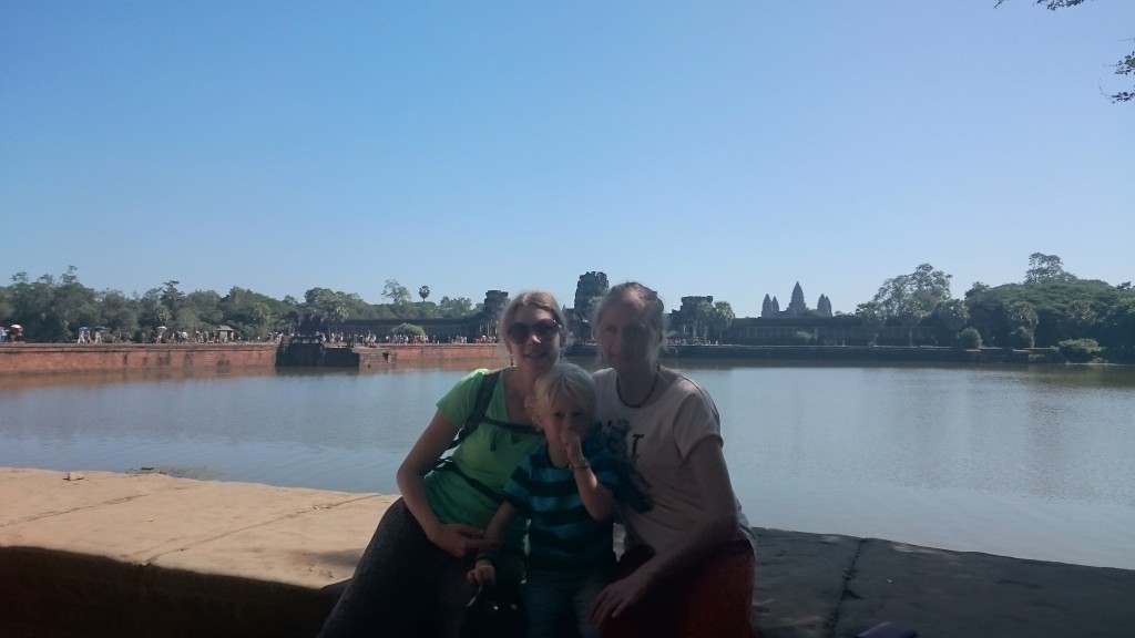 Zie je 'm al? Daar achter ons...