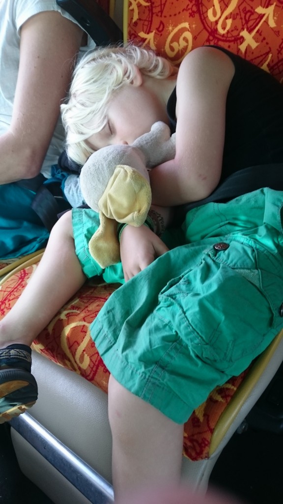 In de bus kun je ook prima slapen! 