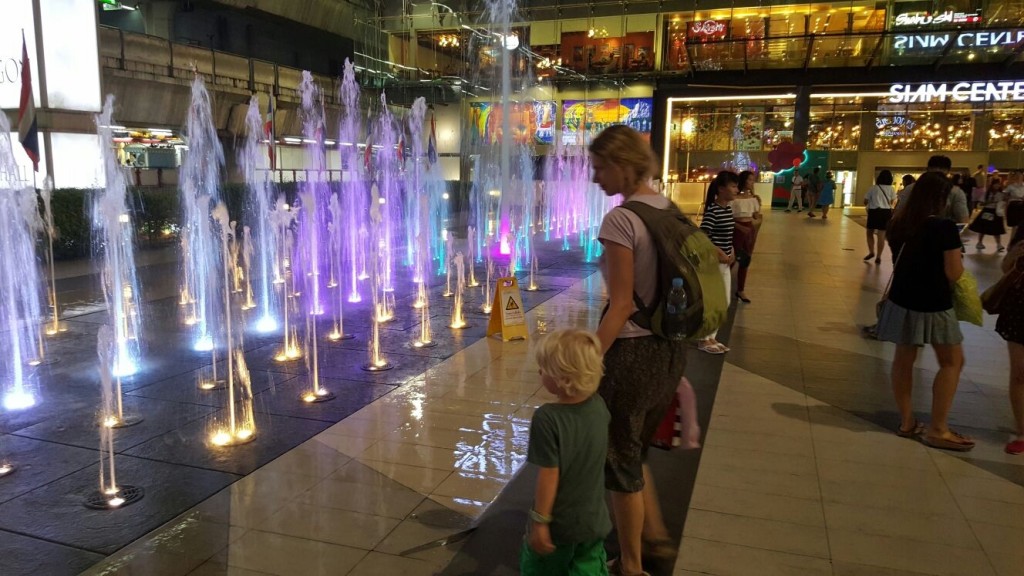 's avonds nog even shoppen in de enorme malls van Bangkok. 